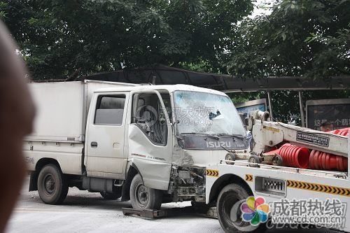 成都56路公交车冲上站台撞死候车乘客现场照片 新鲜事 成高清图片